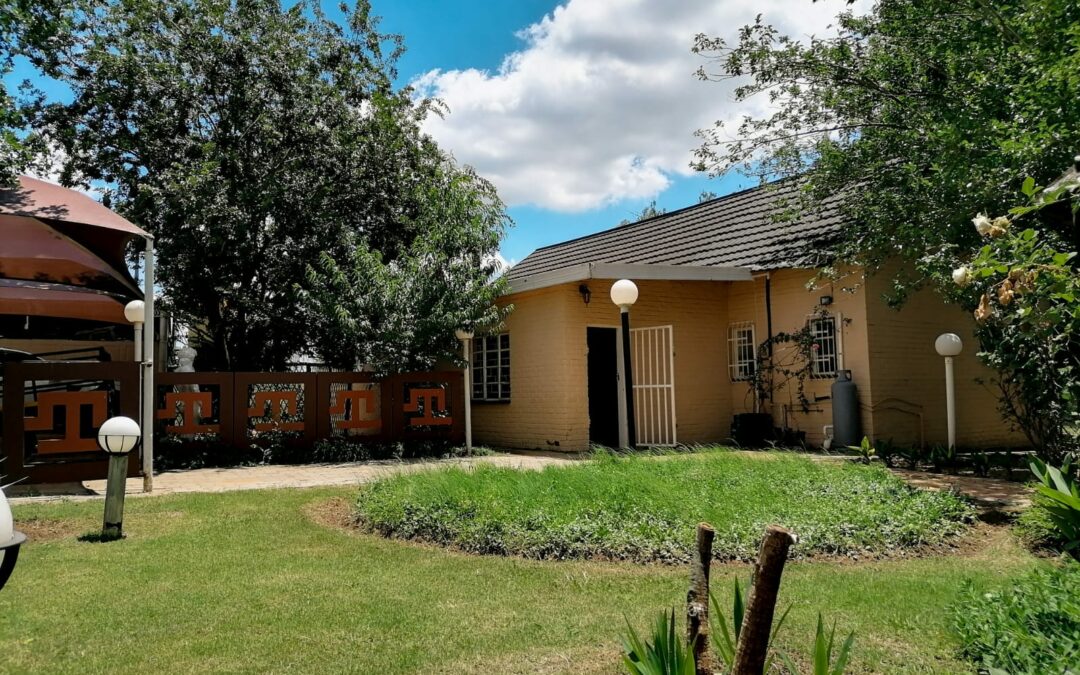 LOVELY 3 BEDROOM GETAWAY HOUSE WITH A NICE RIVER VIEW.