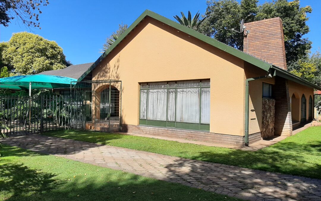 JUST WHAT YOU ARE LOOKING FOR! LARGE FAMILY HOME CLOSE TO TOWN. 5 BEDROOMS; POOL; LAPA & 2 BOREHOLES.
