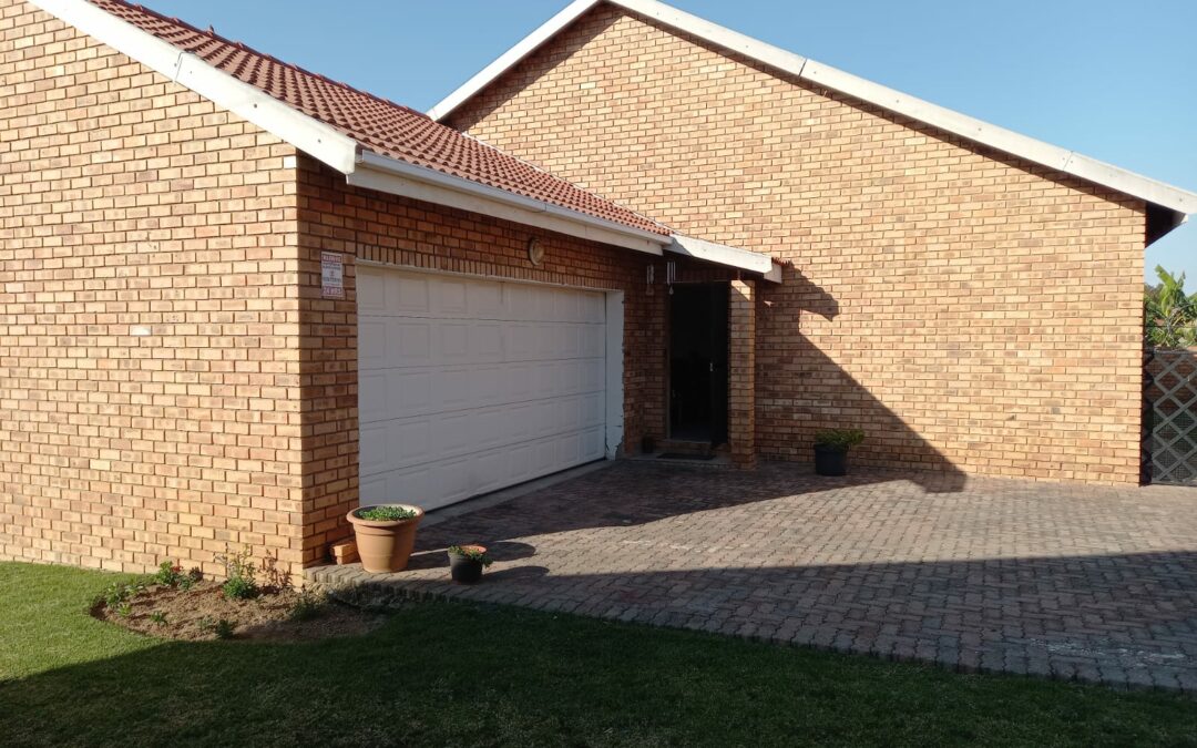 MODERN 3 BEDROOM FULL TITLE TOWNHOUSE WITH 2 BATHROOMS IN SECURITY COMPLEX.