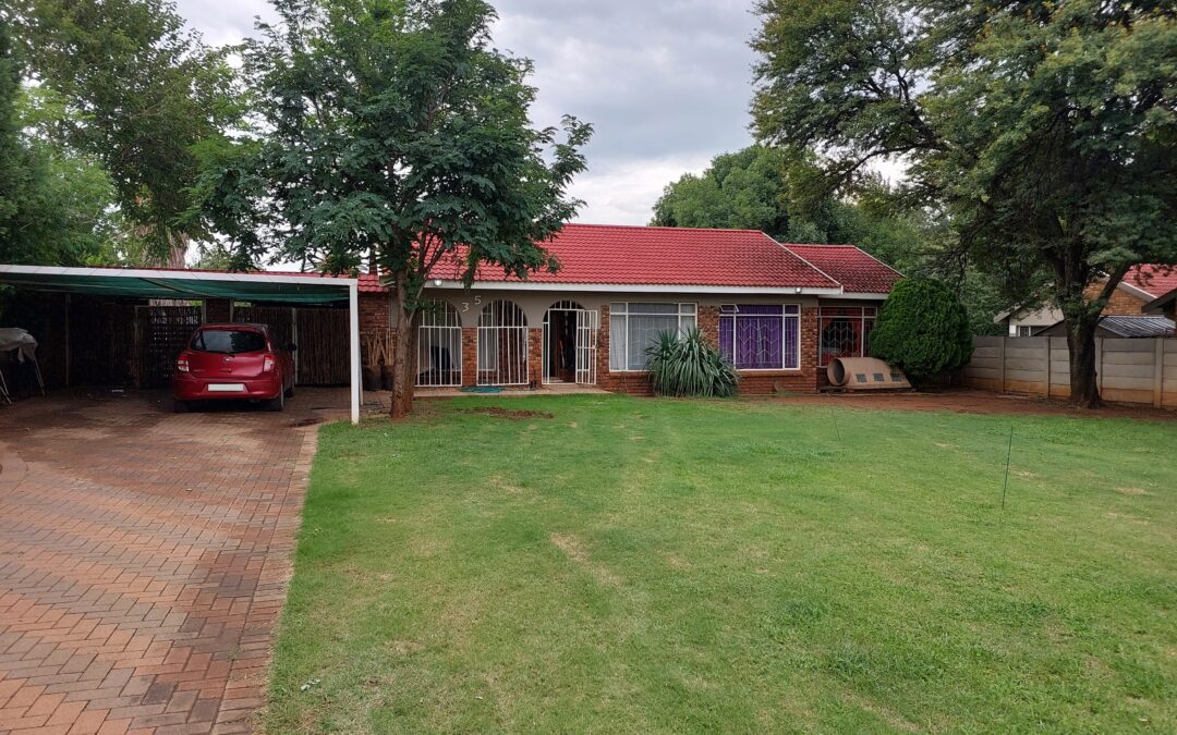 3 BEDROOM HOUSE WITH 2 BEDROOM FLAT FOR SALE!