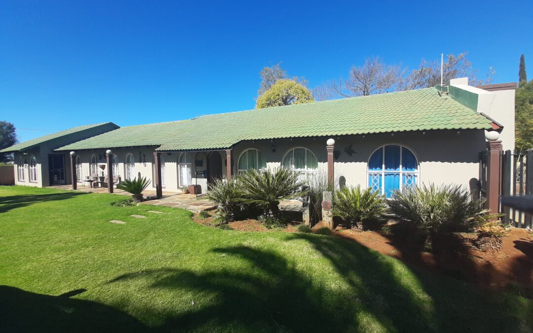 SEEKING SPACE? 4 BEDROOM HOUSE + 1 BEDROOM FLAT