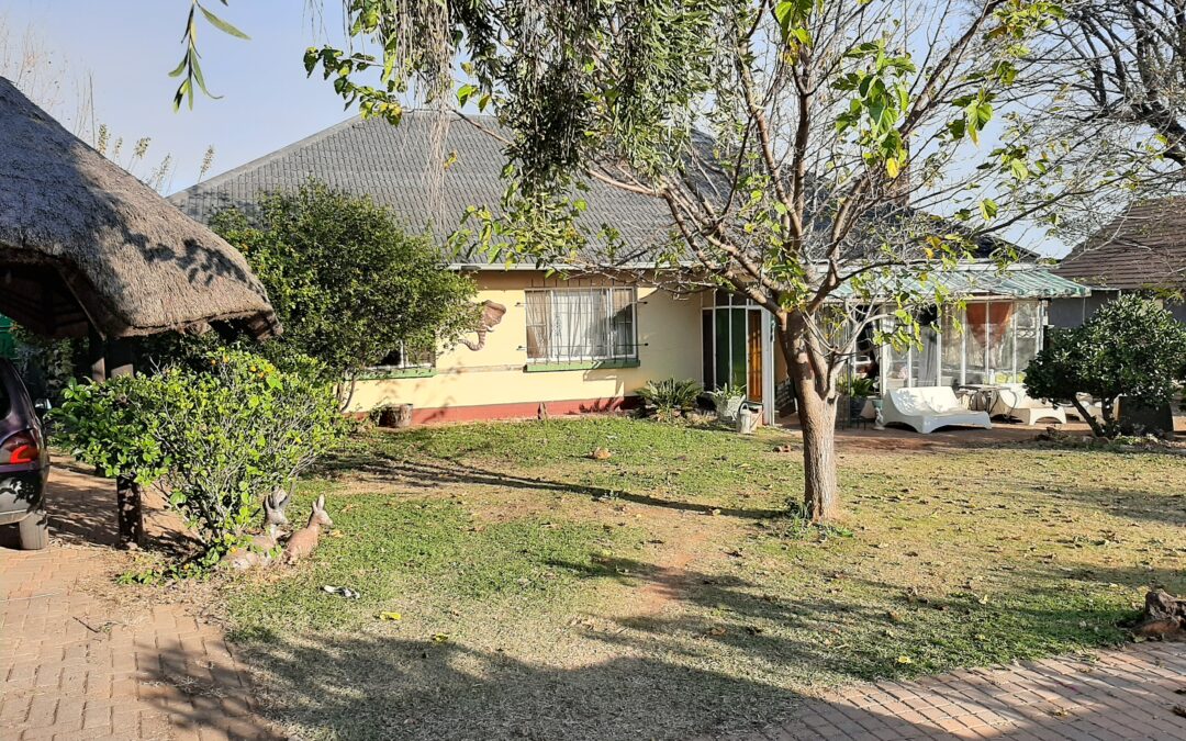 BARGAIN!! 3 BEDROOM HOUSE WITH POOL & CLOSED LAPA.