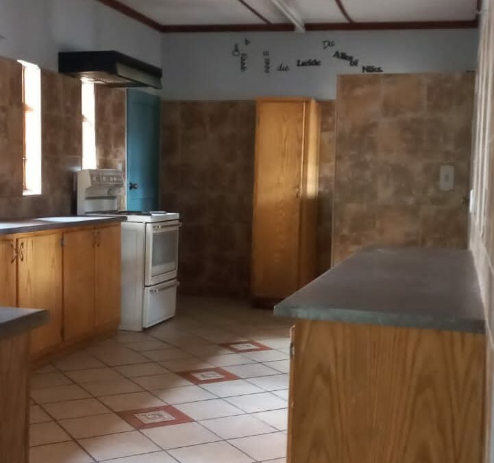 SPACIOUS 5 BEDROOM FAMILY HOME WITH FLATLET.