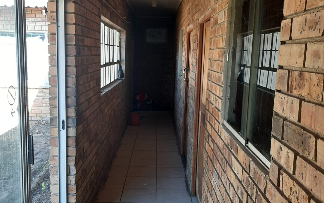 AFFORDABLE 4 BEDROOM HOUSE WITH 4 BATHROOMS. CASH BUYERS ONLY!!