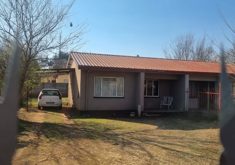 COZY 1 BEDROOM HOUSE FOR SALE.
