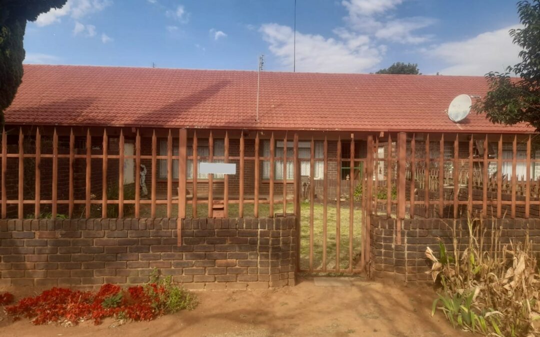 SPACIOUS 2 BEDROOM APARTMENT FOR SALE.