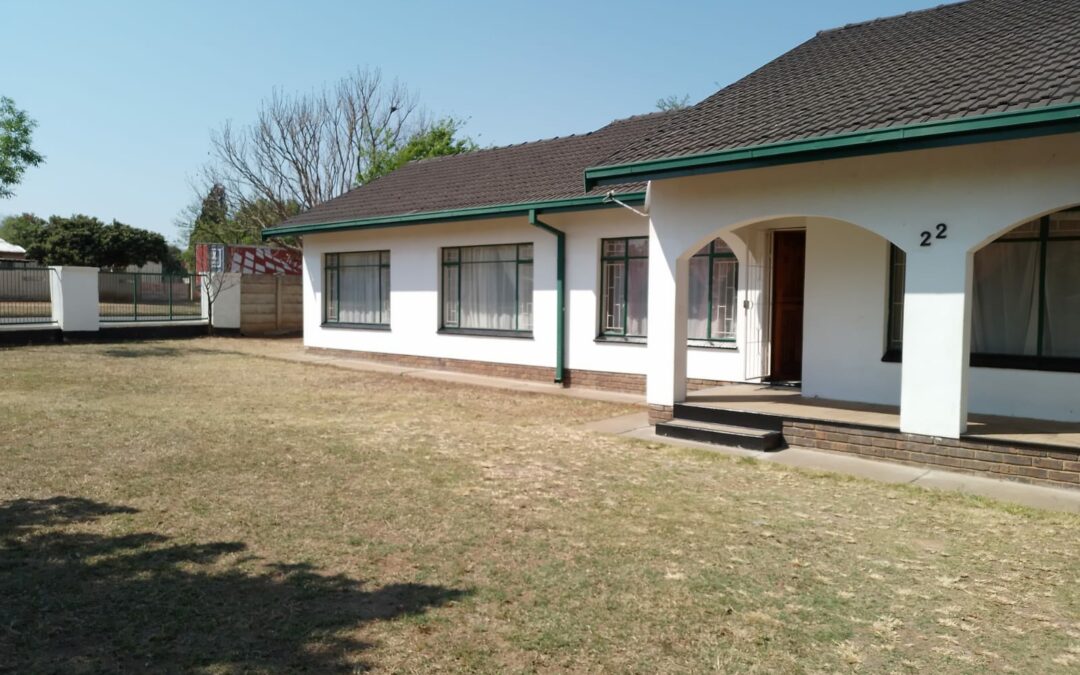 BEAUTIFUL HOUSE NEAR ROOSHEUWEL PRIMARY SCHOOL, BUSINESSES AND TAXIS.