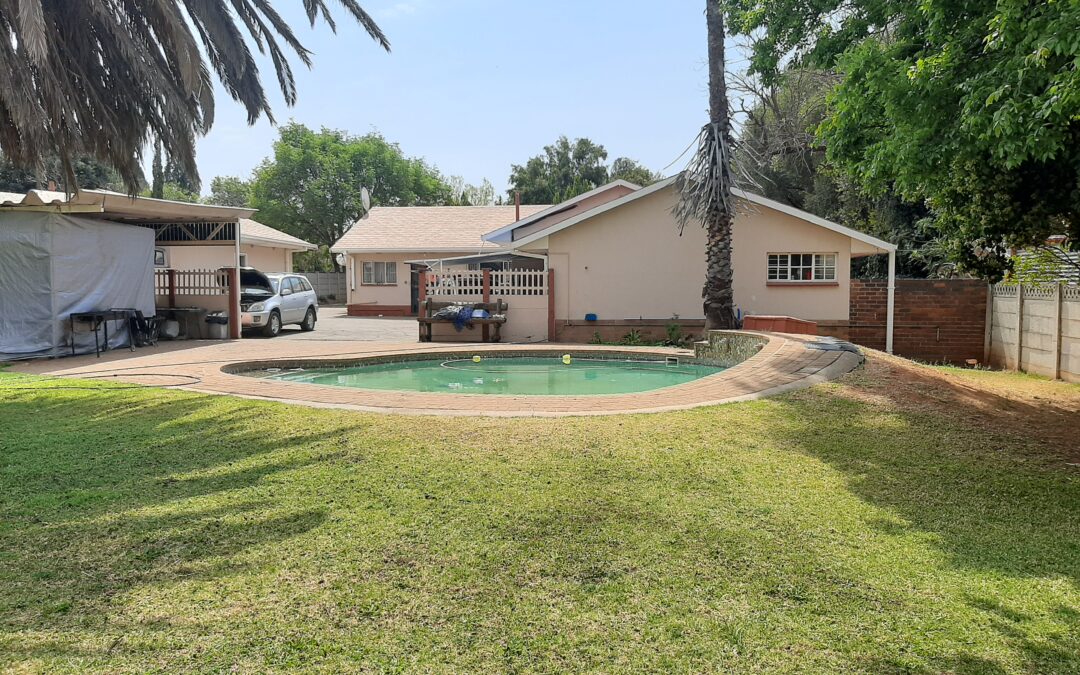 WELL PRICED PROPERTY! 3 BEDROOM HOUSE WITH 2 FLATLETS & POOL.