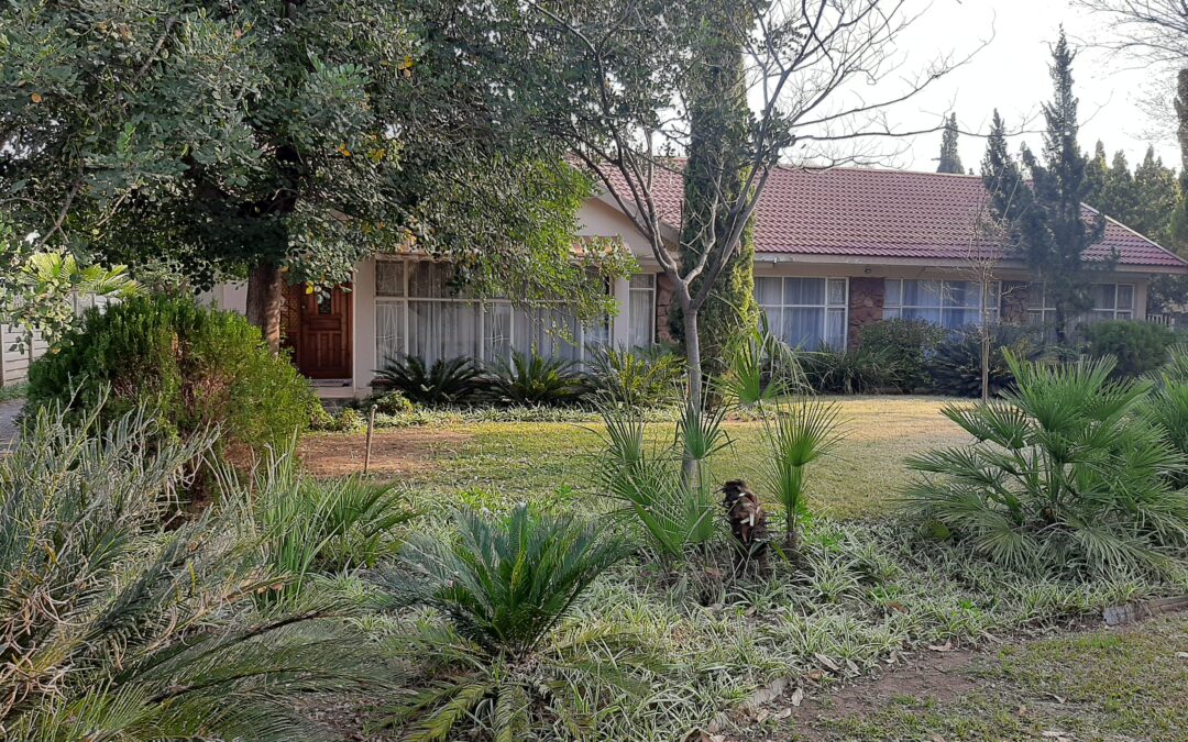 THIS LOVELY FAMILY HOME OFFERS 4 BEDROOMS, 2 BATHROOMS, 2 GARAGES, POOL & BOREHOLE.