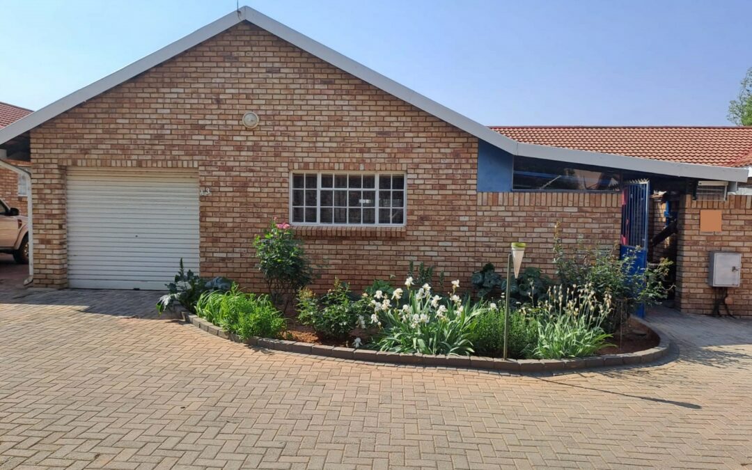 2 BEDROOM 2 BATHROOM APARTMENT FOR SALE IN WELL ESTABLISHED RETIREMENT COMPLEX.