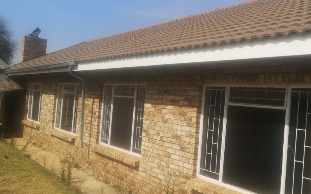 3 BEDROOM FULL TITLE TOWNHOUSE NEAR SCHOOLS & SHOPPING CENTRES.