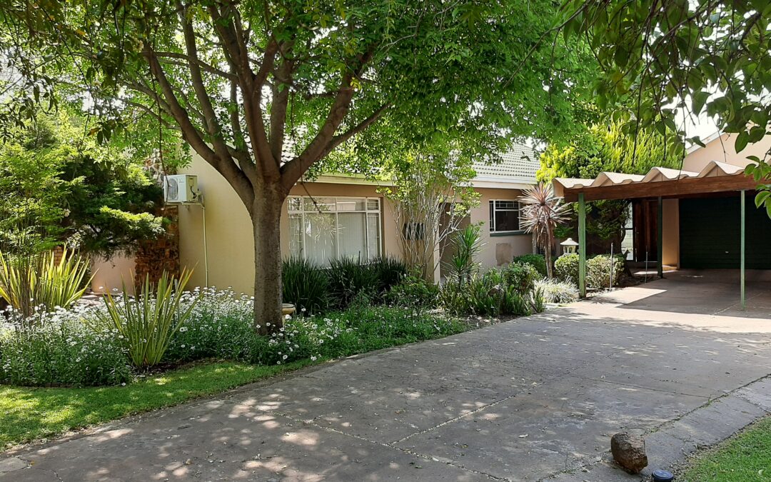 COMFORTABLE 3 BEDROOM HOME WITH A BIG LAPA TO RELAX AND HAVE A GOOD TIME.