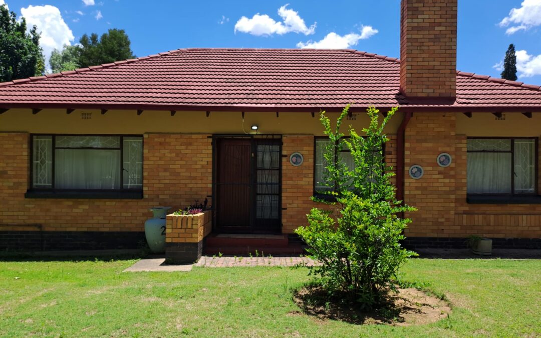 NEAT & COZY 3 BEDROOM HOUSE WITH POOL.
