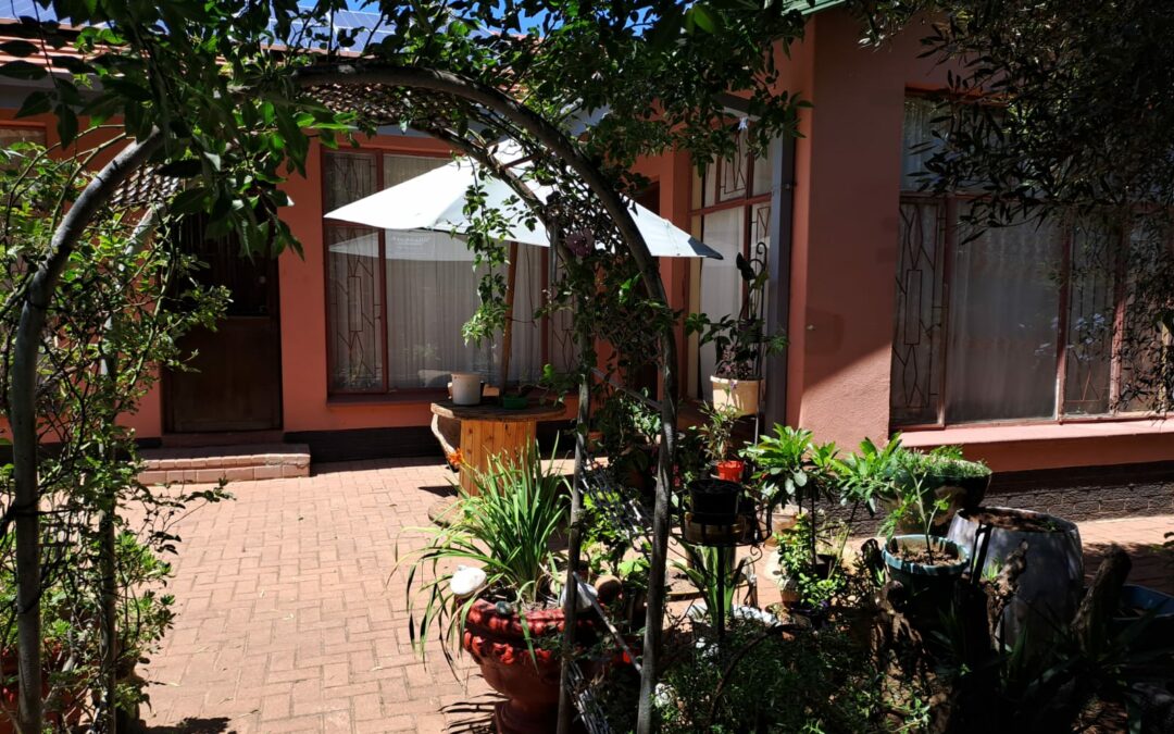 SPACIOUS FAMILY HOME WITH SO MUCH POTENTIAL. EXCELLENT LOCATION!