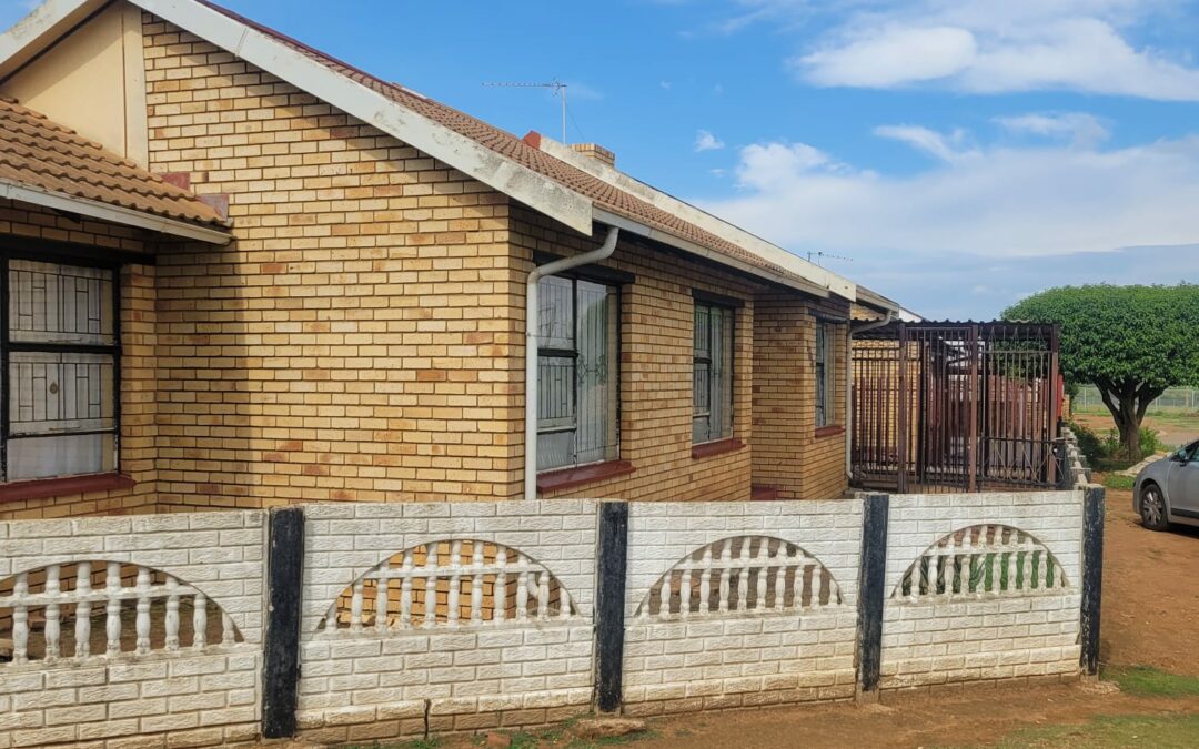 3 BEDROOM HOUSE WELL SITUATED IN GOOD AREA OF KANANA NEAR SAPS. OWNER WILL CONSIDER REALISTIC OFFERS.