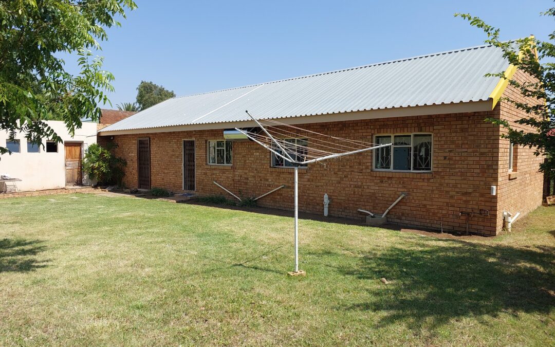 3 BEDROOM HOUSE WITH A LOT TO OFFER NEAR SCHOOLS.