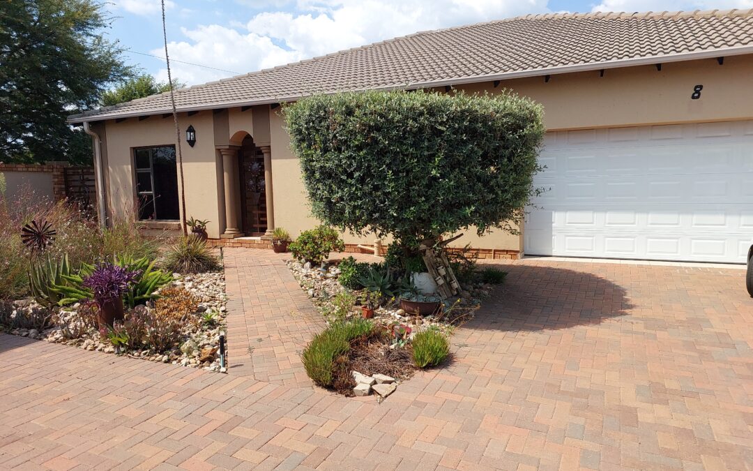 THIS STUNNING 2 BEDROOM TOWNHOUSE IS A MUST HAVE!