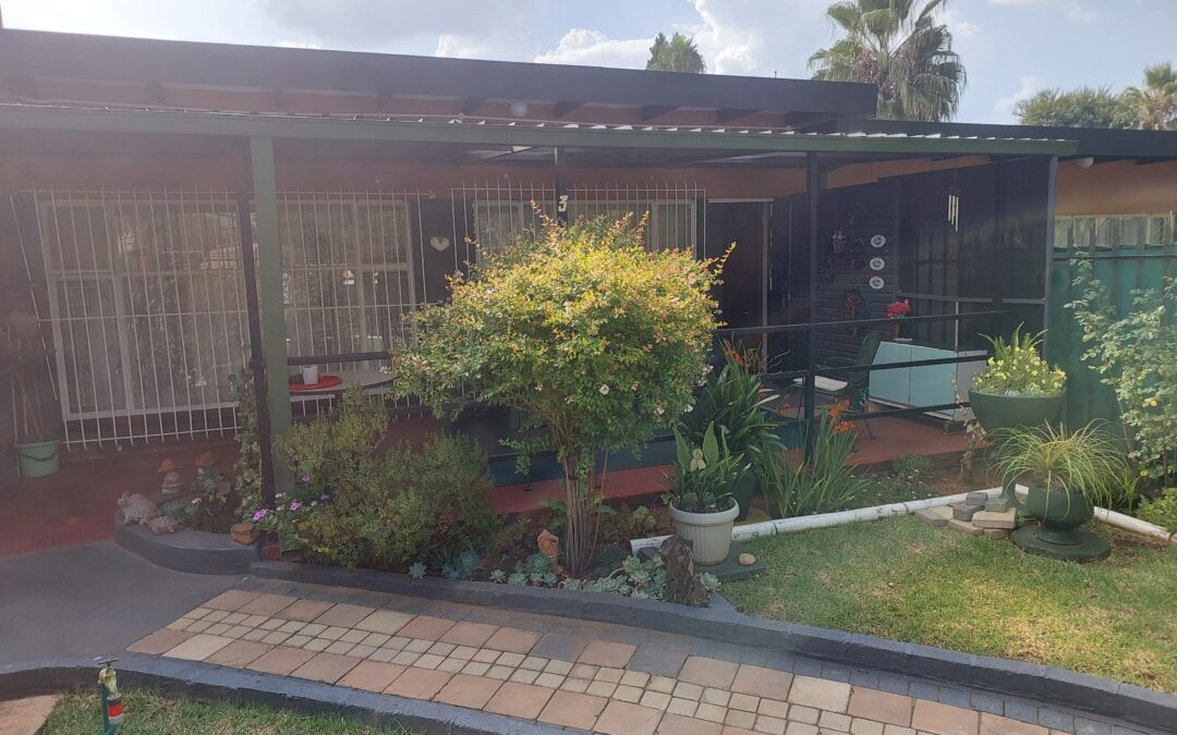 NEAT 2 BEDROOM APARTMENT WITH SMALL GARDEN.