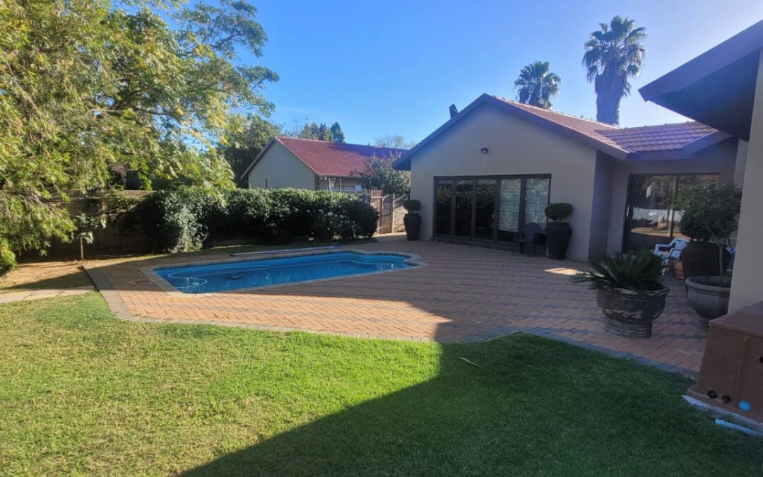 WELL MAINTAINED 3 BEDROOM HOUSE WITH MANY EXTRAS.