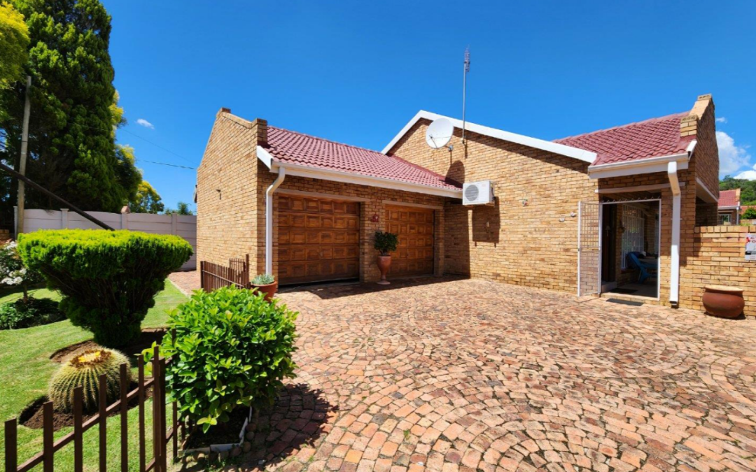 EXCELLENT BUY! SPACIOUS 3 BEDROOM FULL TITLE TOWNHOUSE IN SAFE AREA.