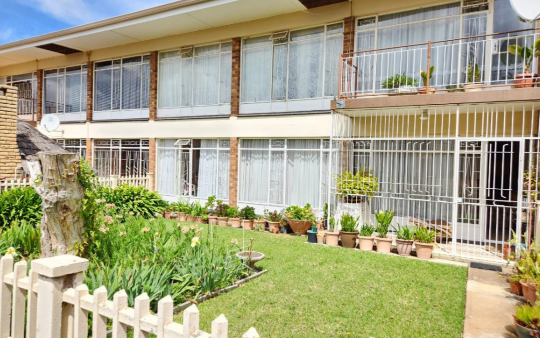 COZY 2 BEDROOM GROUND FLOOR APARTMENT. WELL LOCATED.