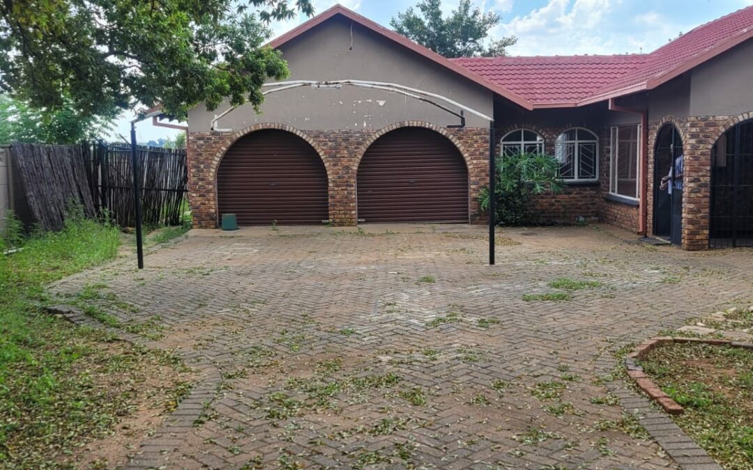 SOLID BUILT FACE BRICK HOUSE. 3 BEDROOMS, 2 BATHROOMS, 2 GARAGES. NEAR MEIRINGSPARK PRIMARY SCHOOL.
