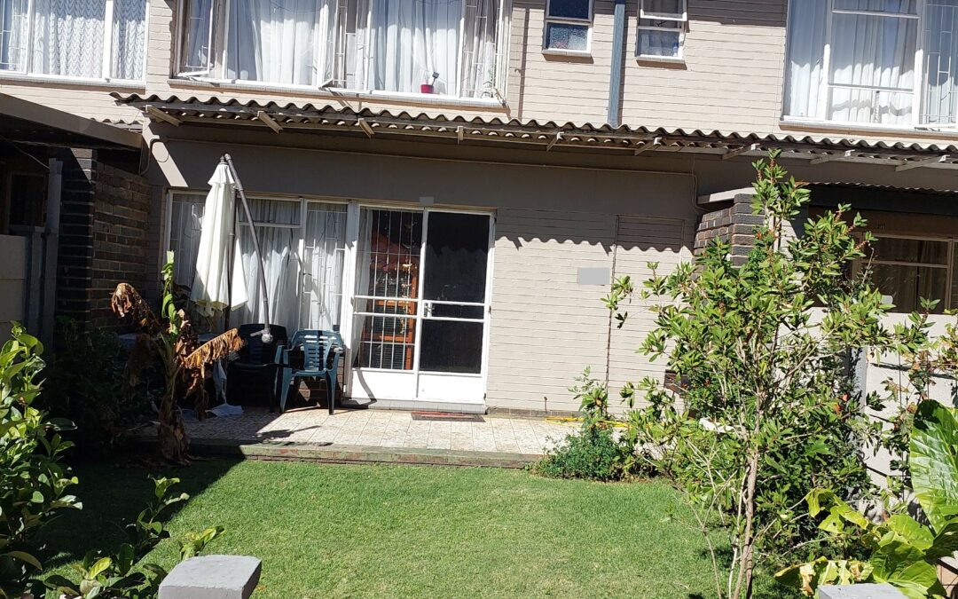 BARGAIN!! COZY 2 BEDROOM DUPLEX FLAT IN SAFE & SECURE COMPLEX.