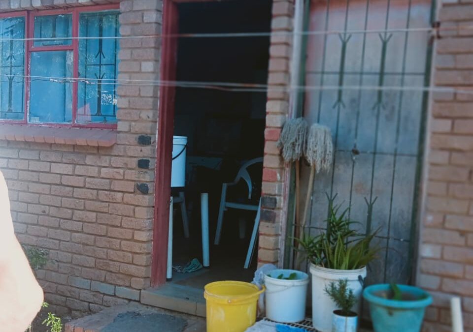 TLC NEEDED, BUT THIS HOUSE IS VERY WELL SITUATED NEAR PRIMARY SCHOOL & WALKING DISTANCE TO SHOPS.