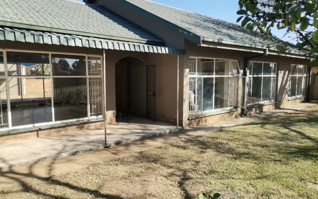 NEAT 3 BEDROOM HOUSE WITH MANY EXTRAS.