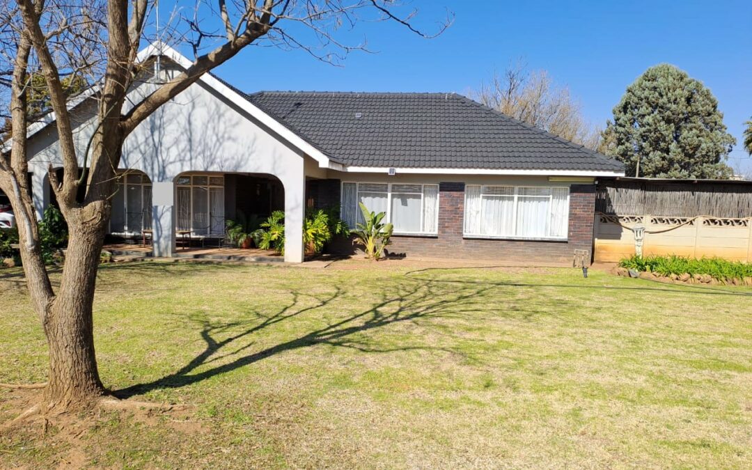 HOUSE WITH FLATLET AND MANY EXTRAS. WELL SITUATED NEAR SCHOOLS & BUSINESSES.