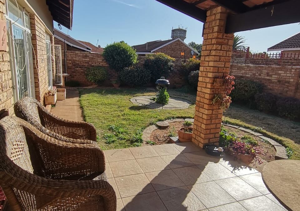 ULTRA MODERN 2 BEDROOM TOWNHOUSE AT BARGAIN PRICE. WELL SITUATED NEAR BUSINESS COMPLEX.