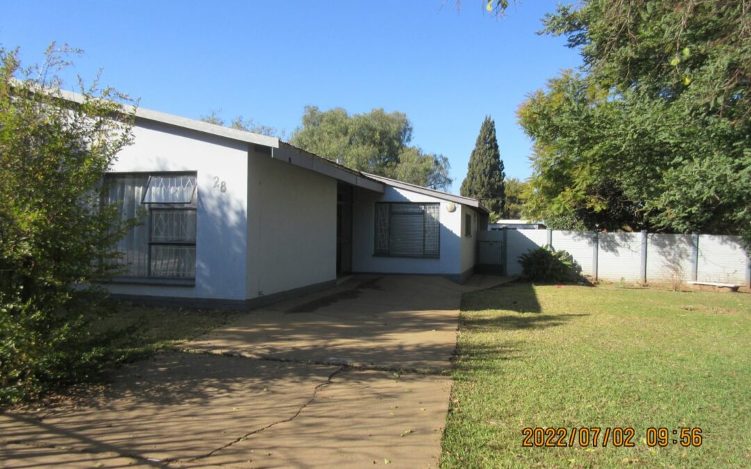 Spacious Family Home on a Very Large Erf! Needs some TLC.