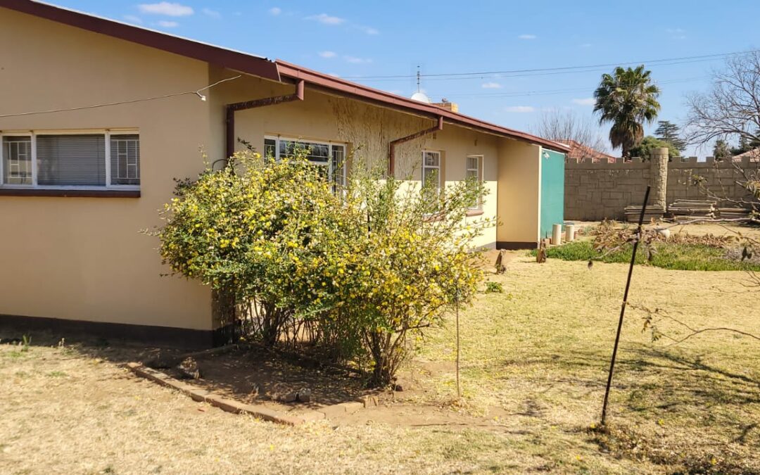 NICE 4 BEDROOM HOUSE WITH BOREHOLE.