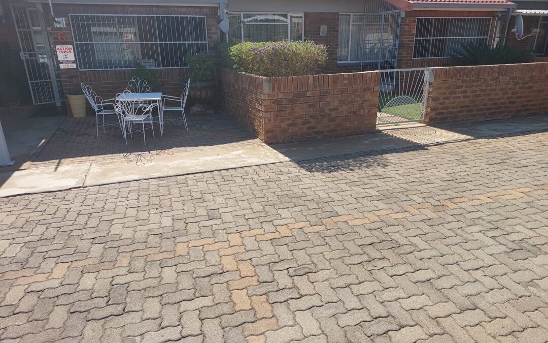 2 x 2 BEDROOM FLATS FOR SALE AS ONE UNIT!!