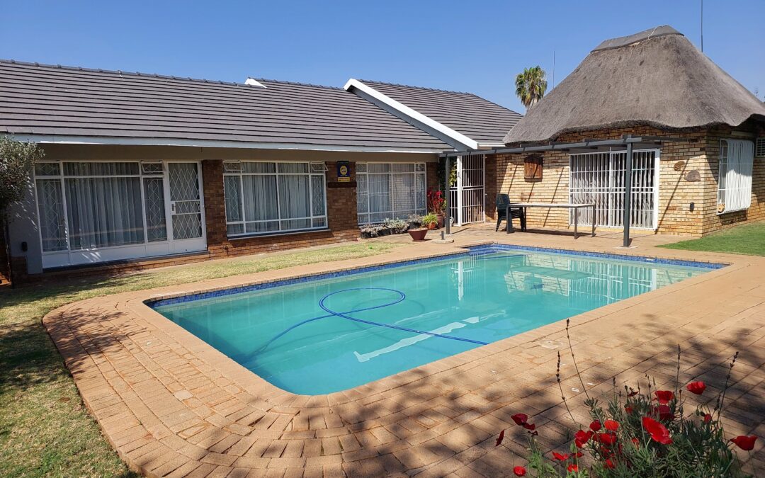 STUNNING 3 BEDROOM HOUSE WITH POOL & FLAT.