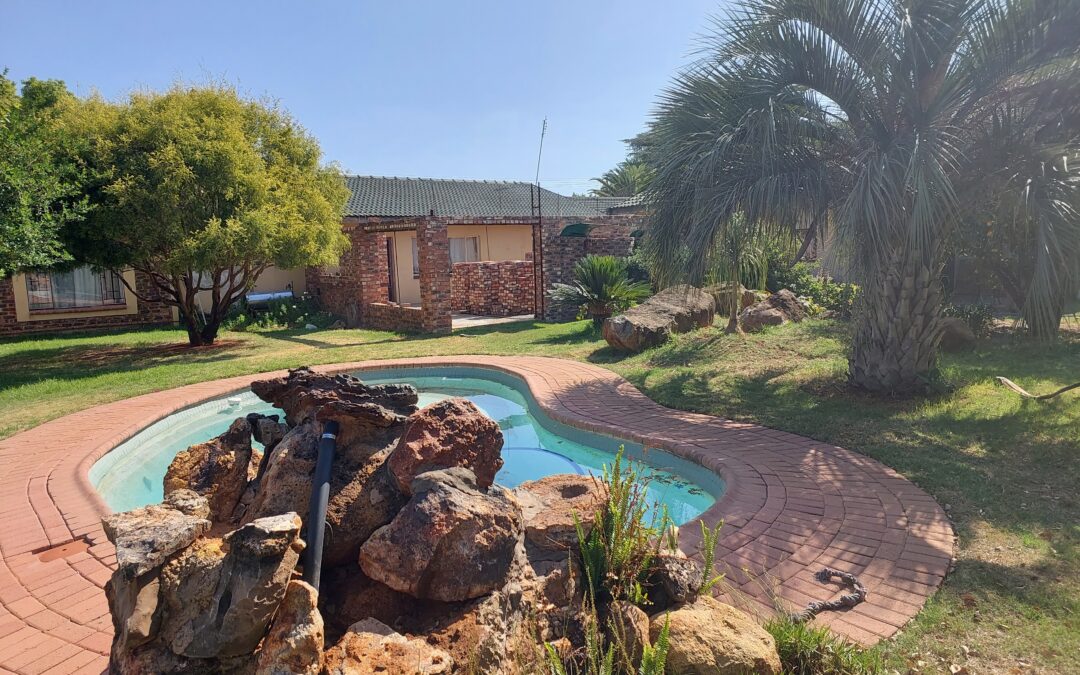 SPACIOUS 5 BEDROOM HOUSE WITH POOL.