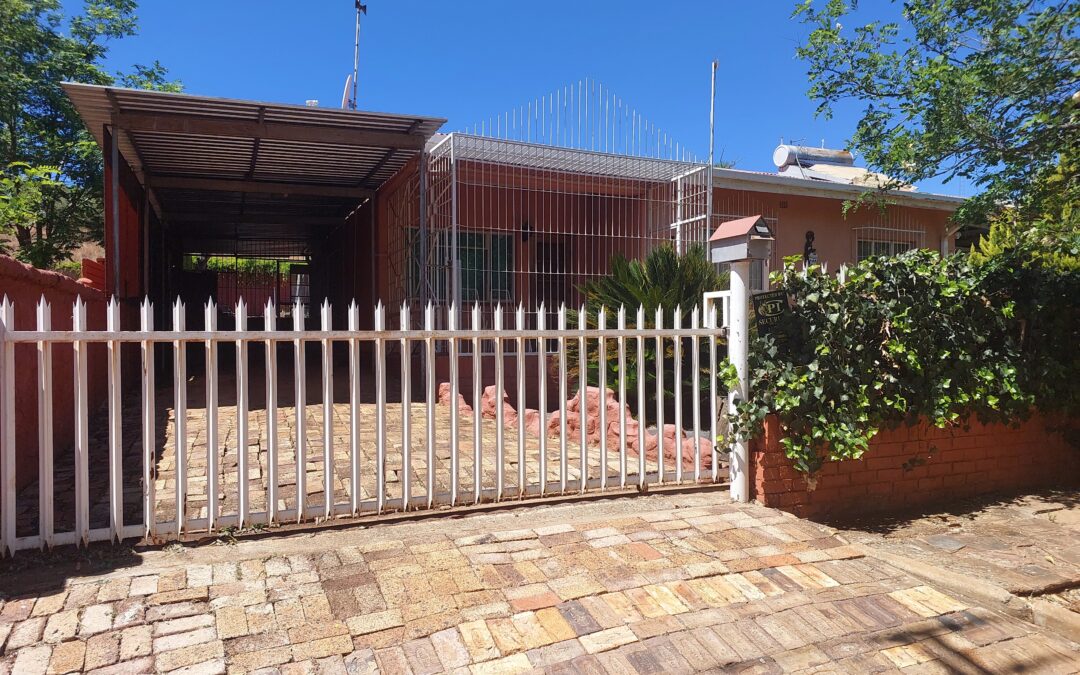 3 BEDROOM HOUSE WITH FLATLET & STRONG BOREHOLE.