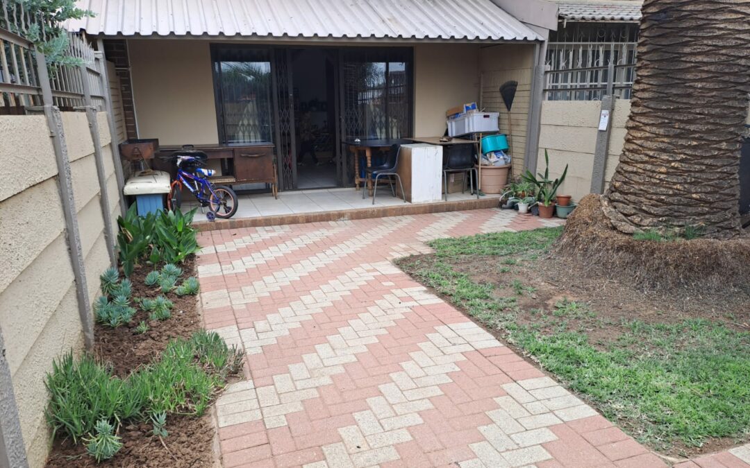 WELL MAINTAINED 1 BEDROOM UNIT IN SECURE COMPLEX.
