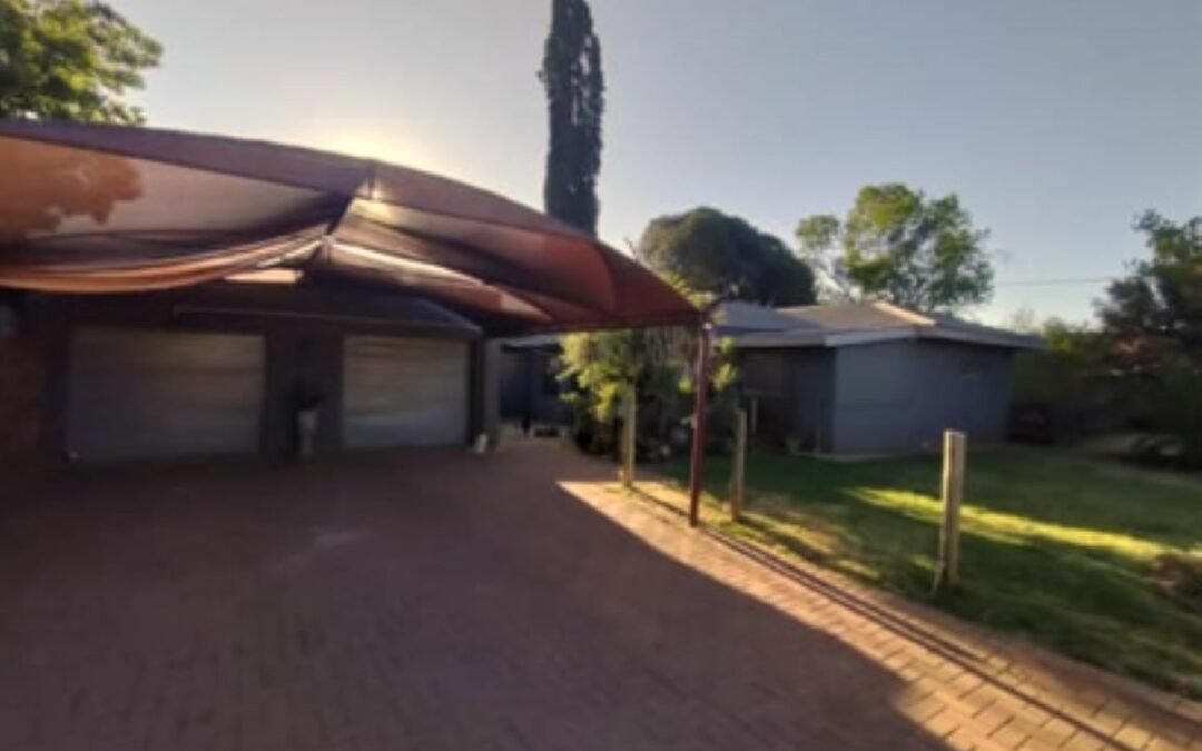 NEAT 3 BEDROOM FAMILY HOME WITH FLATLET. VALUE FOR MONEY!!