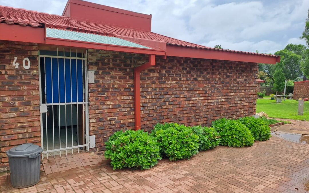 LOVELY 3 BEDROOM TOWN HOUSE IN RETIREMENT COMPLEX.