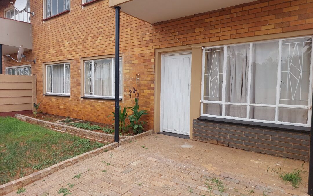 2 BEDROOM APARTMENT WITH SMALL PRIVATE GARDEN.