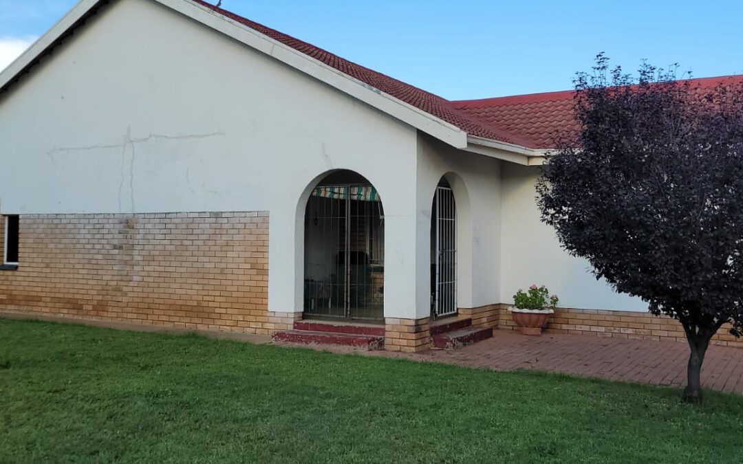 WELL LOCATED 3 BEDROOM HOME NEAR BUSINESSES, BANKS & HOSPITAL.