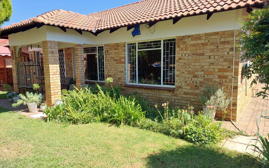 SAFE & SECURE! NEAT 3 BEDROOM FULL TITLE TOWNHOUSE FOR SALE.