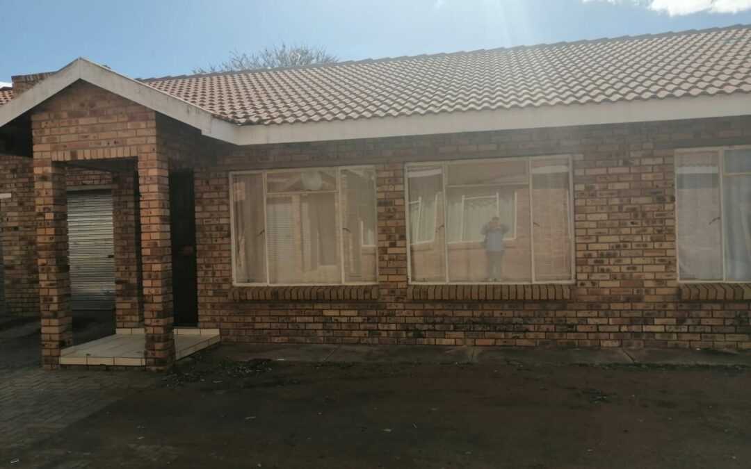 NEAT 2 BEDROOM FULL TITLE TOWNHOUSE WITH SMALL PRIVATE GARDEN.