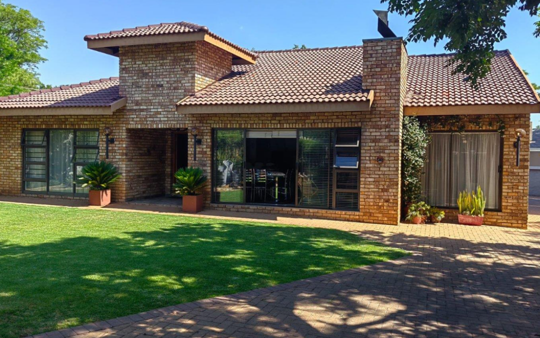 ULTRA MODERN 3 BEDROOM HOME NEAR BUSINESSES & SCHOOLS. GOOD AREA.