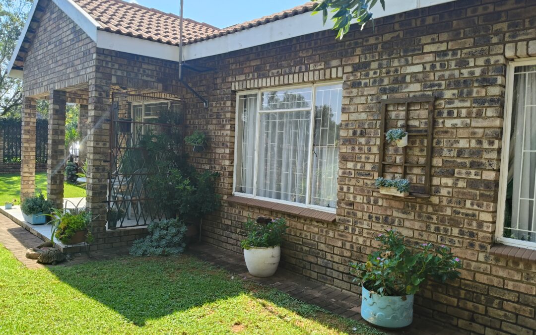 NEAT & SPACIOUS FULL TITLE TOWNHOUSE FOR SALE.
