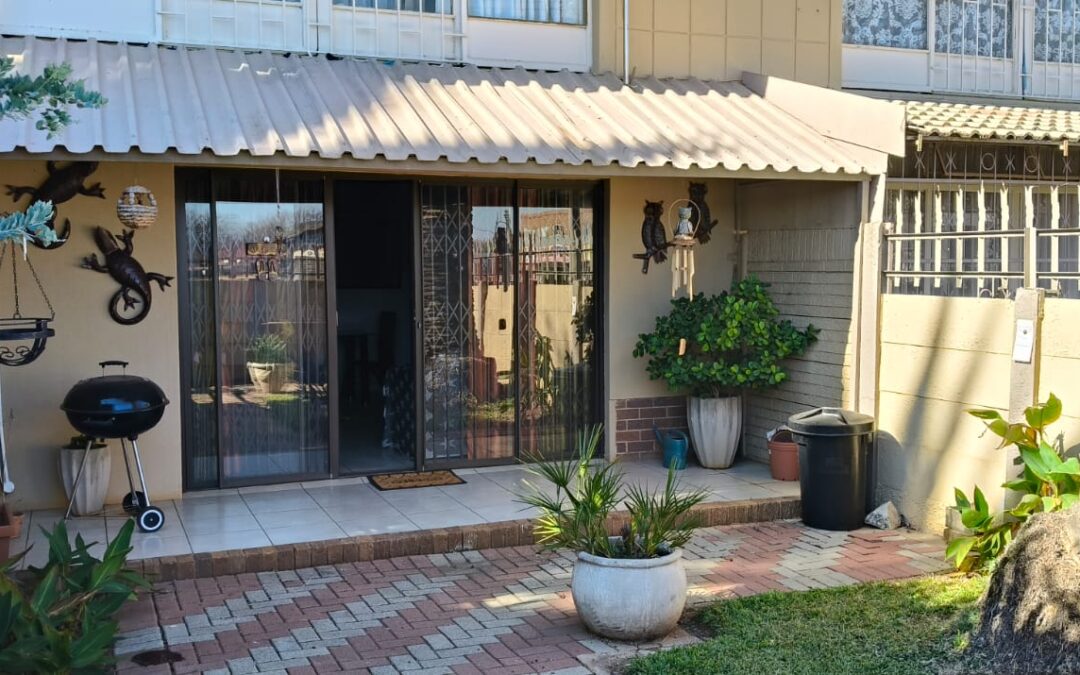 COZY 1 BEDROOM UNIT IN SECURE COMPLEX.