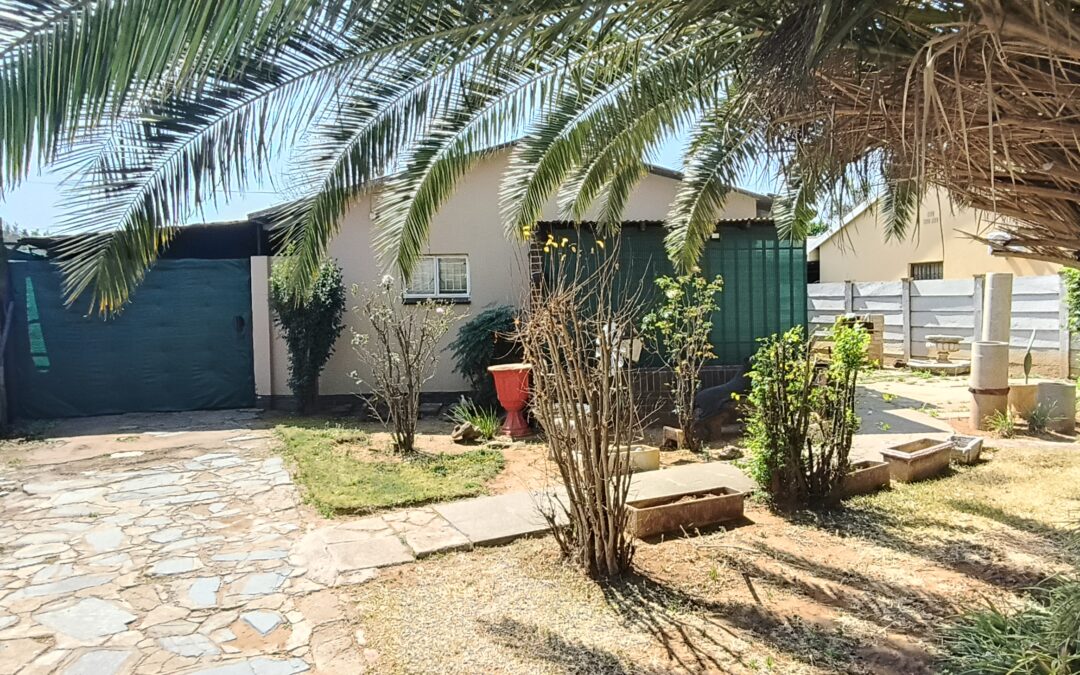 BARGAIN!!! 4 BEDROOM HOUSE WITH PARKING FOR 5 CARS.